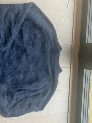 Mörkblå fluffig stickad tröja XS - Mysig mörkblå stickad tröja från Cubus i storlek XS. Säljer då den tyvärr blivit för liten. Skriv om du vill ha fler bilder!
