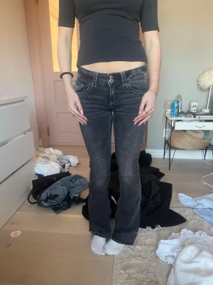 Svarta bootcut jeans med vita sömmar - Snygga svarta bootcut jeans, från Gina, jätte fint skick. Jeansen har låg midja och lätt utsvängda ben. Storleken är 164 men passar mig som vanligtvis har s och är 162 cm lång. Skriv för fler mått eller bilder!!