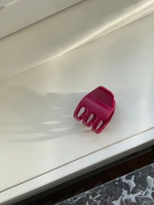 Supersöt hårklämma  - Snygg hårklämma. Perfekt för att snabbt sätta upp håret i en enkel frisyr. Klämman har enkel men samtidigt unik design. Bra grepp och passar alla hårtyper. Supersöt 💕