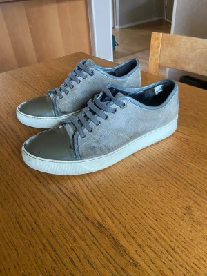 Lanvin skor - Säljer nu dessa tvärfeta lanvin skor i uk7 som motsvarar ca 42. Riktigt feta den ända defekten är att lite färg tappat på toecapen men det är inget som inte går att fixa. Dustbag ingår. 