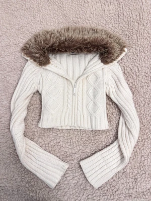 y2k zip up kort kofta  - mjuk kofta med fina detaljer och fuskpäls mycket bra skick ♡︎ skickas samma dag som köpet