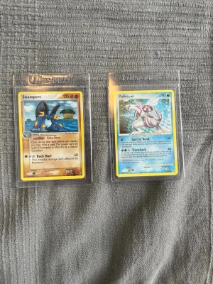 Pokémonkort Swampert & Palkia - Två Pokémonkort, swampert och Palkia. Swampert är från 2006 och Palkia från 2007. Båda korten är Halo. Skicket på korten är Near Mint enligt AI. Själv tycker jag korten är i extremt bra skick. Pris kan diskuteras. Mer bilder kan skickas vid behov. 