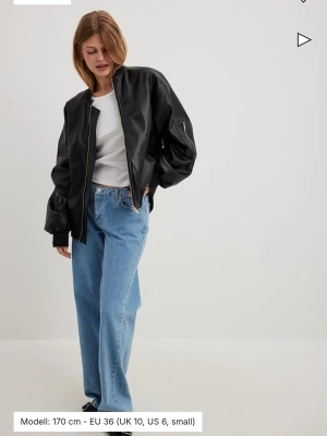 Blå vida jeans med low waist  - Säljer ett par ljusblå vida jeans från Na-kd. Byxorna är low waist och och storlek 38 men är uppsydd för att passa cirka 163cm. Går fortfarande att sprätta upp till original längd. 