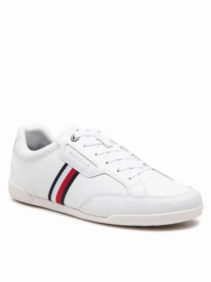 Vita sneakers från Tommy Hilfiger - Snygga vita sneakers från Tommy Hilfiger med klassiska röda och marinblå ränder på sidan. Skorna har lågt skaft, vita snören och är tillverkade i slätt läder. Perfekta för en clean och sportig look.