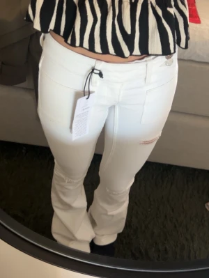 Vita jeans  - Snygga vita jeans från Gina🤍 aldrig använda och prislapp kvar 