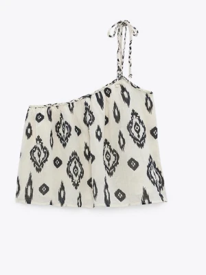 Mönstrad oneshoulder topp med knyt - Snygg vit och svart topp med mönster. Toppen har oneshoulder-design med smal axelrem som knyts på ena sidan. Lätt och luftig modell, perfekt för varma dagar.