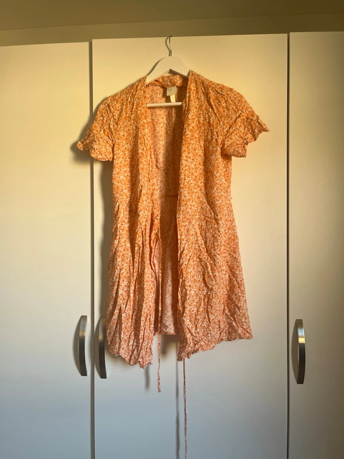 Blommig omlottklänning i orange