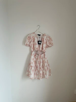 Gullig ljusrosa klänning från Nelly.com - Min fina oanvända klänning som enbart är testad från Nelly.com, storlek 40. super gullig till sommaren. Köparen står alltid för frakt!📦💗