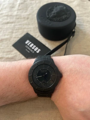 Versus Versace Tokyo-R 43mm Herrklocka - Säljer en unik designklocka från exklusiva Versace i absolut nyskick. Inga repor eller märken. Fungerar bra, originalarmband i tåligt gummi som passar alla, vattentät till 50 meter, japanskt urverk osv. Behöver bara nytt batteri. Klockan är givetvis 100% äkta. Fås i originalförpackning samt med certifikat/garantikort.  Begagnat pris: 2000 SEK Mitt pris: 689 SEK  Skickas alltid snabbt och spårbart (ofta samma dag) eller hämtas i Glumslöv.  Hör av dig vid frågor och se gärna mina andra annonser oc