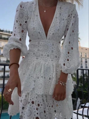 Vit klänning med volanger - Såå sjukt fin och så eftertraktad klänning! PERFEKT till studenten eller liknande!! 😩😩❤️ 