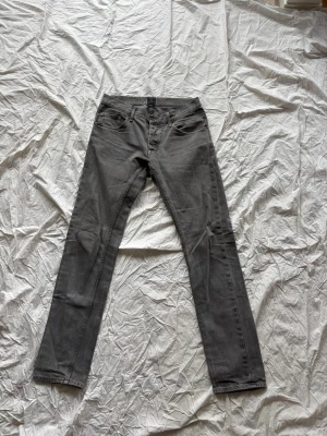 Tiger of sweden jeans  - Tiger of Sweden jeans i grått. Bra skick, storlek 32/34. Modell Rocky. Tveka inte på att höra av er! 