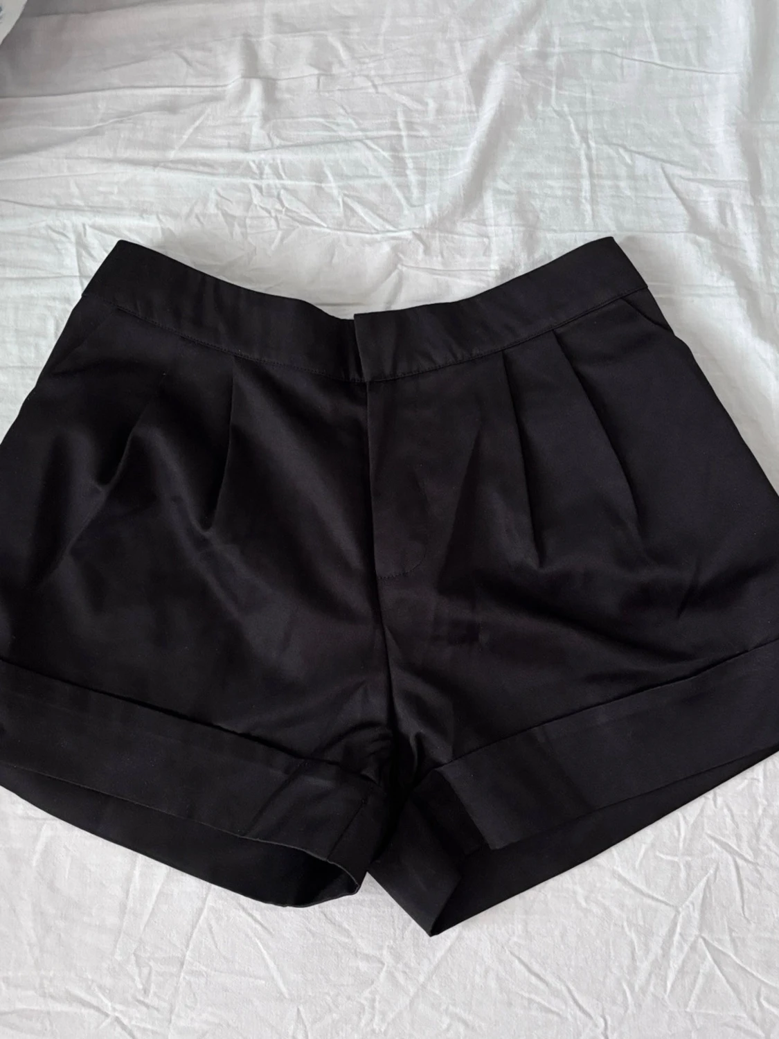 Svarta dressade shorts med hög midja