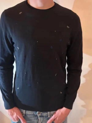Massimo Dutti Sweatshirt - Säljer en snygg och bekväm sweatshirt i bra skick. Tröjan är mjuk och skön att ha på sig och passar perfekt till både vardag och chill. Den är sparsamt använd och har inga slitningar eller fläckar.    Storlek: M Märke: Massimo Dutti  Hör gärna av dig vid frågor!