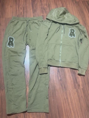 Risky Tracksuit - Säljer denna Risky tracksuit då den inte kommer till nån användning längre. Dressen är i fint skick och har inga defekter eller så. Både byxorna och tröjan är i storlek S. Om du är intresserad eller har frågor så är det bara att höra av dig🤝