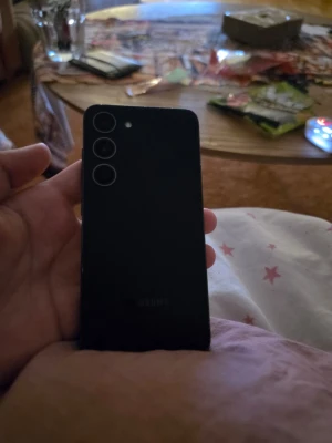Samsung Galaxy S23 svart - Nästan helt ny funkar bra men råkade tappa mobilen nåra gånger skärmen måste fixas mobilen är olåst och de kommer med ett svart skall