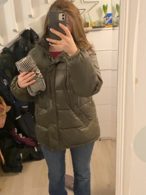 Olivgrön jacka  - Supersnygg olivgrön jacka från Carin Wester. I fint skick! Pris kan diskuteras 🤍 Bilderna är från lite tidigare därav har jag annan hårfärg och mobil, men bilderna är mina. Finns senare bilder på bild 3 & 4 🤍