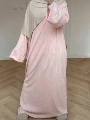 Ljusrosa abaya  - Ljusrosa abaya🌸 perfekt för varmare väder!! Skönt, luftigt och mjukt material. Köpt från vinted i väldigt bra skick men har aldrig kommit till användning hos mig. Ska vara tillverkad i Frankie men vet tyvärr inte märke. Abayan är ca 148 cm. Skriv om du vill ha bättre bilder eller har andra frågor!💞💞