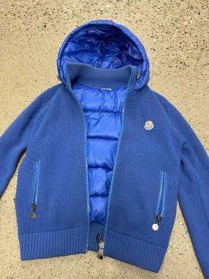 Moncler cardigen  - Väldigt fin och unik  cardigan från moncler. Nypris 10 000kr mitt pris 4099kr. Inget negativt med den väldigt fint skick. St L men passar också M