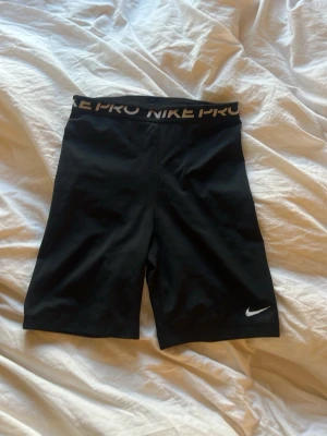 Svarta Nike Pro shorts - Säljer ett par Nike Pro shorts-shorts med hög midja och elastisk linning med Nike Pro-logga. Perfekta för träning eller chill🥰