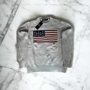 Blå Ralph Lauren Tröja - Ljusblå Ralph Lauren tröja, tröjan kanske inte ser ut o vara ljus blå på bilderna men det är den. Storlek S. Helt ny Oanvänt.