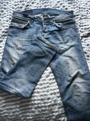 Dondup jeans - Säljer desa fega dondup jeans | stlk 32 | modellen är 182 väger 63 | skick 8/10 | pris 449kr | kom pm om ni har några funderingar. Mvh