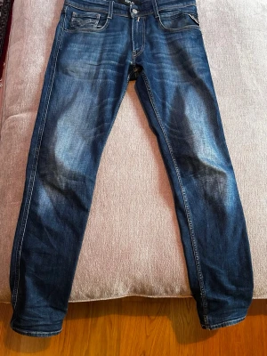 Blå replay slim fit jeans - Ett par blåa replay jeans med slim passform. Dem här är lite slitna och det kommer spegla av sig i priset. Däremot inga slitningar som stoppar dig från att använda dem.