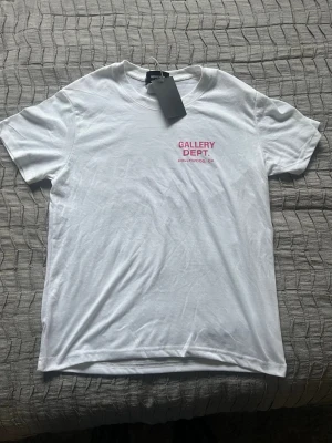 t-shirt från Gallery Dept. - Vit t-shirt från Gallery Dept. Säljer pågrund av att den inte passar + den är inte använd/ helt ny