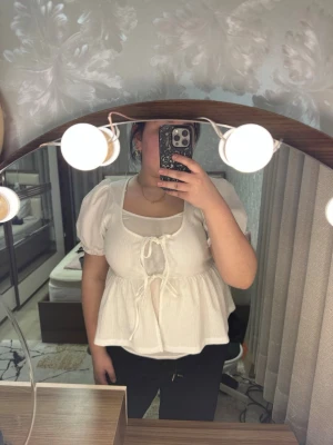 Vit sommartopp från Gina tricot  - Sommarblus/topp från Gina tricot fast i en vit. Säljer på grund av samma anledning, får inte användning utav den och för att den är för stor för mina axlar. Aldrig använt den. Den är i storlek L men passar M, XL och kanske S. Om du är intresserad skriv till mig innan🥰