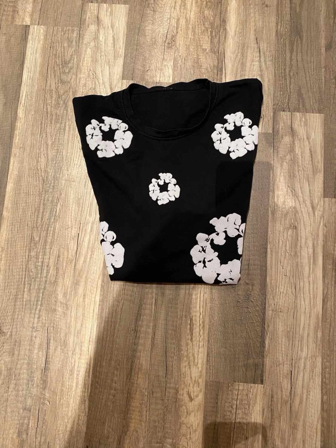Svart t-shirt med vita blommor