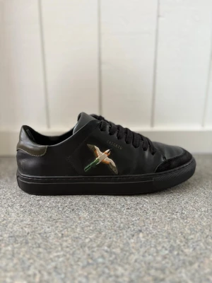 Axel Arigato Clean 90 Bee Bird  - Svarta sneakers i läder från Axel Arigato med mockacaptoe i strlk 39 