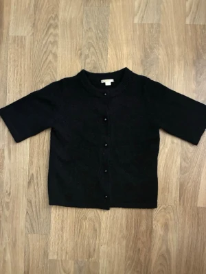 Marinblå kortärmad stickad kofta  - Super fin marinblå stickad kofta 