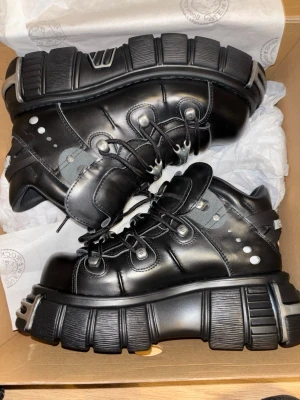 New rock storlek 42 - Helt nya new rocks knappt använda storlek 42. Allt originalets finns kvar kan mötas i Stockholm eller fraktas