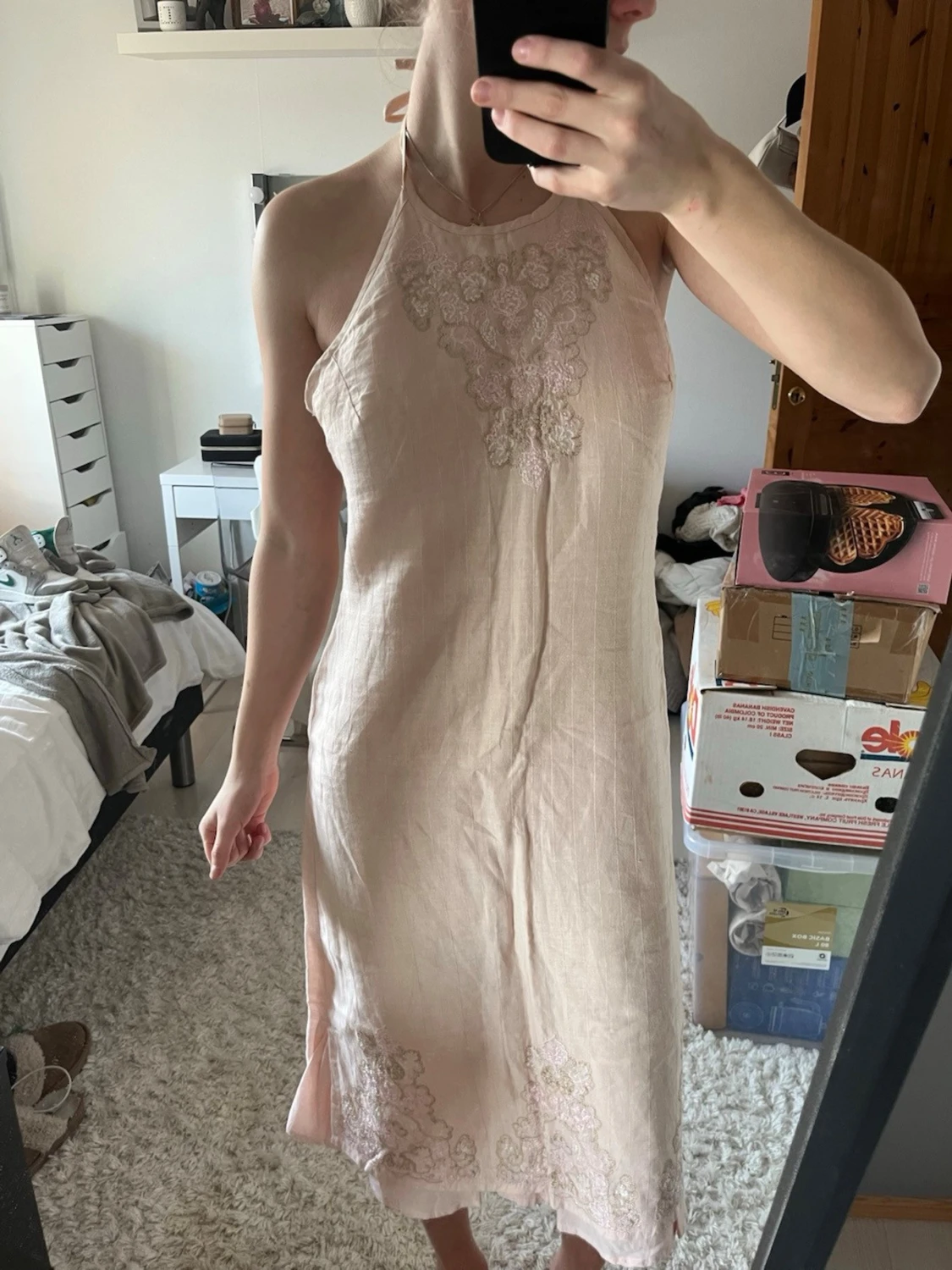 Ljusrosa halterneckklänning med spets