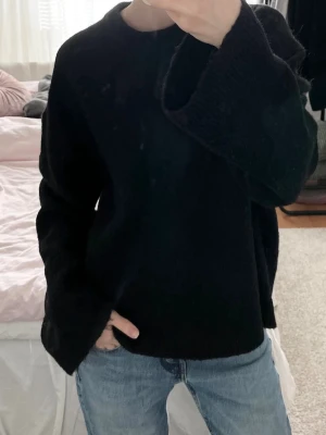 Svart stickad tröja Ginatticot  - Mysig svart stickad tröja från ginatticots premium quality sektion. Använd, men i bra skick! 