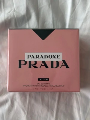 Byte - Prada Paradoxe Intense Eau de Parfum är en lyxig parfym i en elegant rosa och svart förpackning. Flaskan rymmer 90 ml och är påfyllningsbar. Doften är intensiv och modern, perfekt för dig som vill sticka ut med en exklusiv signaturdoft.