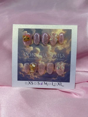 KittySparkle (M);Short Almond - Söta handgjorda press-on naglar i rosa med glitter, dekorerade med 3D-nallebjörn och holografiska rosetter. Naglarna har en kort mandelform och är handgjorda för en unik look. Perfekta för dig som vill ha gulliga och trendiga naglar med extra detaljer.M: 16 mm, 12 mm, 12,5 mm, 11,5 mm, 10 mm