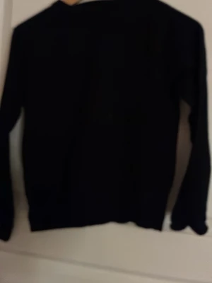 Svart långärmad törja - Skickar snabbt! Pris kan diskuteras. Stl 152 men upplevs som en xxs 