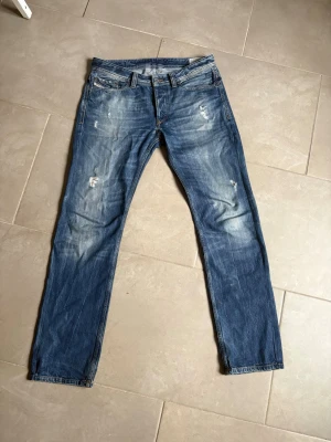 Diesel jeans viker -  jeans med rak passform och slitna detaljer på framsidan. Jeansen har klassisk femficksdesign och är gjorda i denim. Diesel viker modellen 32/32