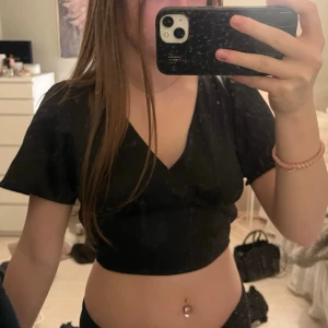 Svart croppad topp med öppen rygg - Svart croppad topp med v-ringning korta ärmar och öppen rygg😚