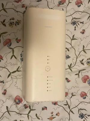 Huawei vit 4G-router - Säljer en vit 4G-router från Huawei med stilren, avlång design och LED-indikatorer för power, status, LAN, WiFi och mode på framsidan. Perfekt för att få stabilt internet hemma eller på kontoret. Tillverkad i plast.