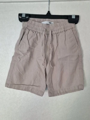 Linneshorts - Det finns några prickar som knappt syns på shortsens framsida (se bilder). Inga andra skavanker vad jag har kunnat se. Stl 100