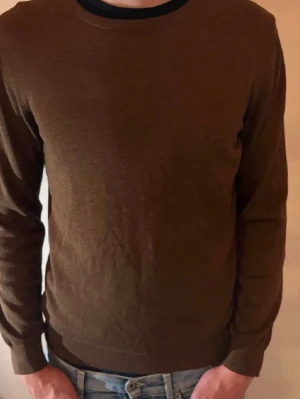 Bläck Sweatshirt - Säljer en snygg och bekväm sweatshirt i bra skick. Tröjan är mjuk och skön att ha på sig och passar perfekt till både vardag och chill. Den är sparsamt använd och har inga slitningar eller fläckar.    Storlek: M Märke: Bläck  Hör gärna av dig vid frågor!