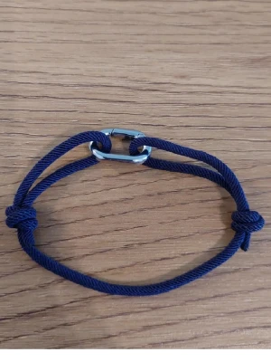 Blått justerbart armband med metall - HELT NY OCH SNYGG.