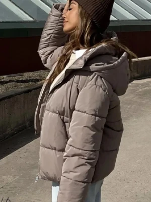 Brun/beige pufferjacka med hög krage - Säljer en brun/beige pufferjacka med hög krage💕passar perfekt som vår och höst jacka💘Hör gärna av dig för fler bilder!!