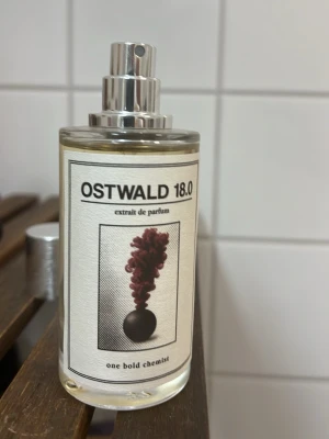 One Bold Chemist Ostwald 18.0  - Ostwald 18.0 Extrait de Parfum inspirerad av LV Ombre Nomade. Sprayat två sprut så den är som ny