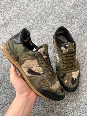 Valentino rockrunners 43 - Säljer dessa rockrunnners i size 43. Skick 5/10. Nypris 7200kr mitt pris endast 700kr! Garanterad äkthet, säljer så billigt då de är rätt använda. Hör av dig vid minsta fundering 🤩skickas samma dag