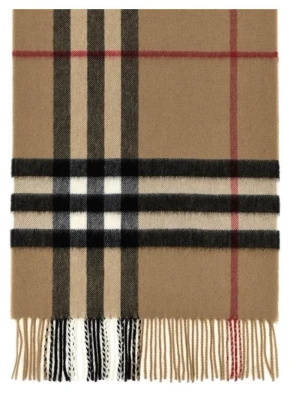 Beige rutig halsduk från Burberry - Klassisk beige halsduk från Burberry i ull med det ikoniska rutmönstret i svart, vitt och rött. Halsduken har fransar i ändarna och en vävd Burberry-logga. Perfekt accessoar för att lyfta din outfit med en tidlös och lyxig känsla.