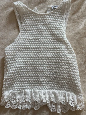 Vit detaljerad topp från Zara - Supersöt vit topp från Zara med strukturmönster och volangkant i spets längst ner. Perfekt för sommarens alla outfits!☀️