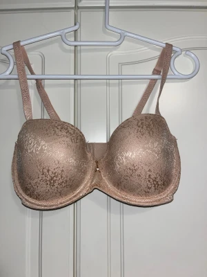 Rintaliivig 65E - Vaaleat pari kertaa käytety rintaliivit. Kaarituet, kevyesti topatut, olkaimia saa säädettyä. Koko 65E. Eläintalous MMM Katsothan myös muut ilmoitukseni Tarjoa 