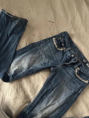 Miss me jeans - Perfekta miss me jeans Väldigt fina och sticker ut lite extra Fint skick, säljs eftersom de tyvärr inte passar mig längre. Skriv gärna om du vill ha fler bilder, mer information eller om du vill diskutera priset 😊
